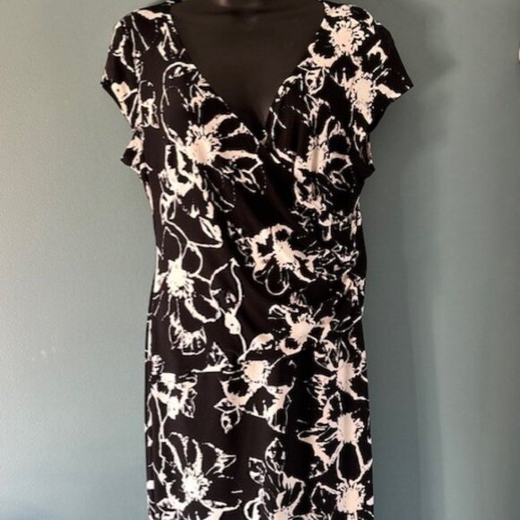 Evan Picone 14 P Black White V Neck Side Tie Ruched Dress Abstract Floral Modern - Picture 1 of 6